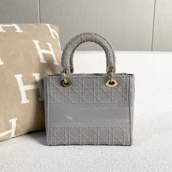 Dior Women Pre-Loved Bag Very Good Condition - Picture 3 of 9